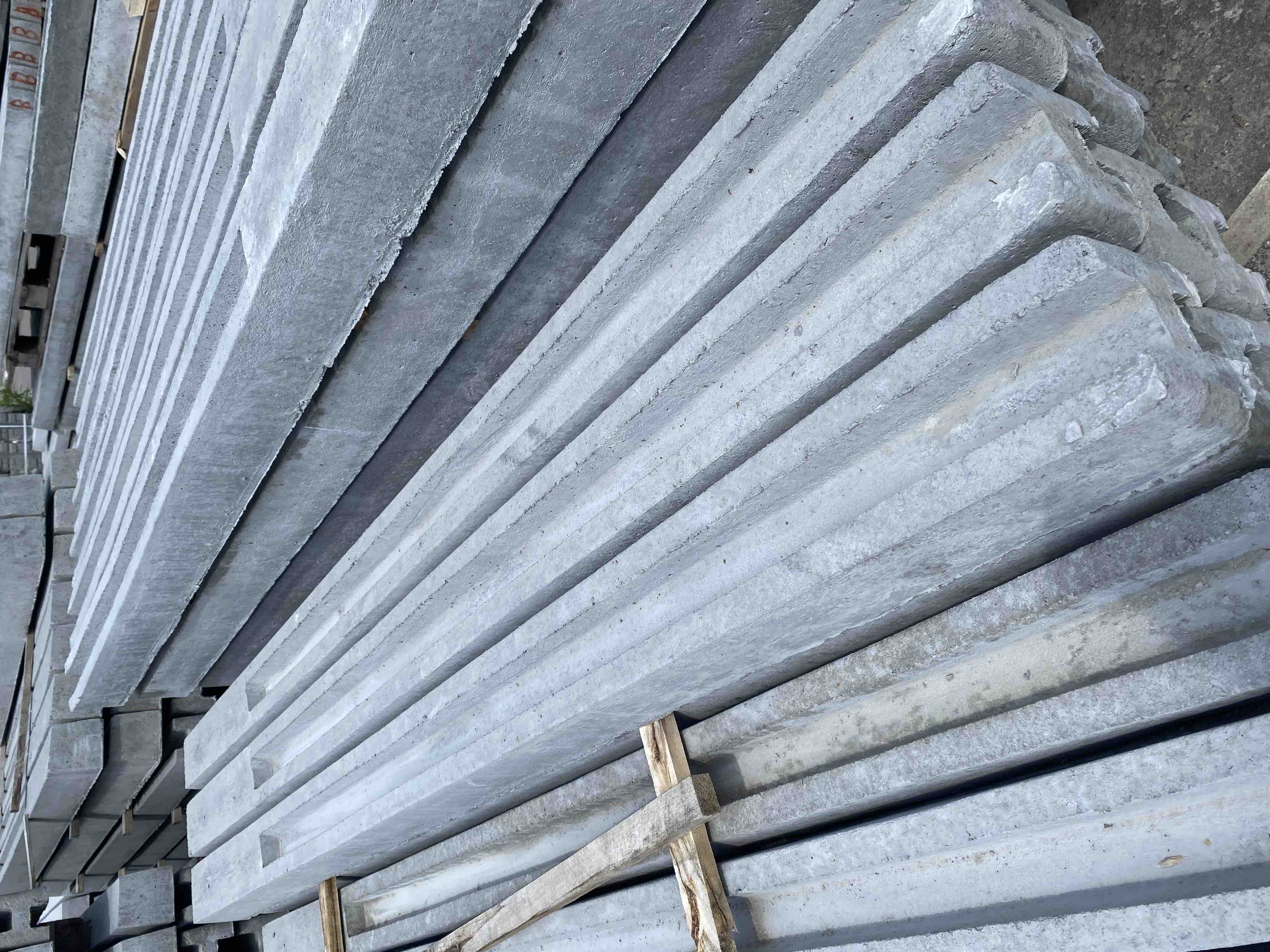 Стовпчик бетонний рядовий, з пазом (секційний), довжина 1,7 м, ширина/товщина 110/120 мм, бетон В15